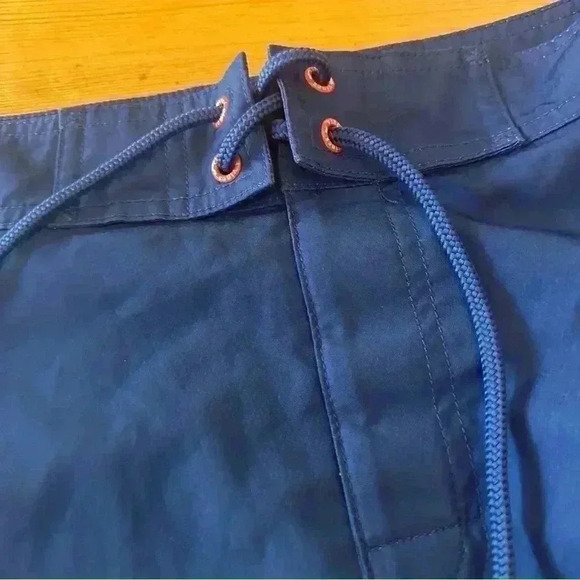 Vineyard Vines board shorts size 28 - Picture 9 of 9